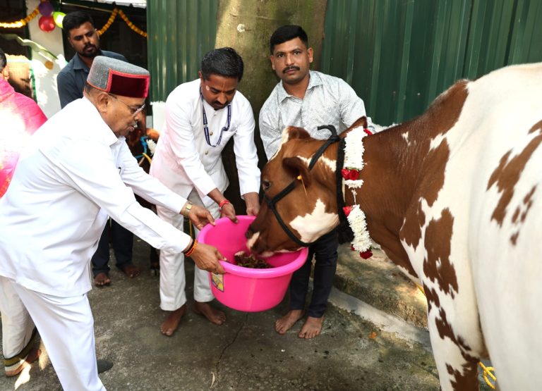 ಮಕರ ಸಂಕ್ರಾಂತಿ ಪ್ರಯುಕ್ತ ಗೋವುಗಳಿಗೆ ಪೂಜೆ ಸಲ್ಲಿಸಿದ ರಾಜ್ಯಪಾಲ.