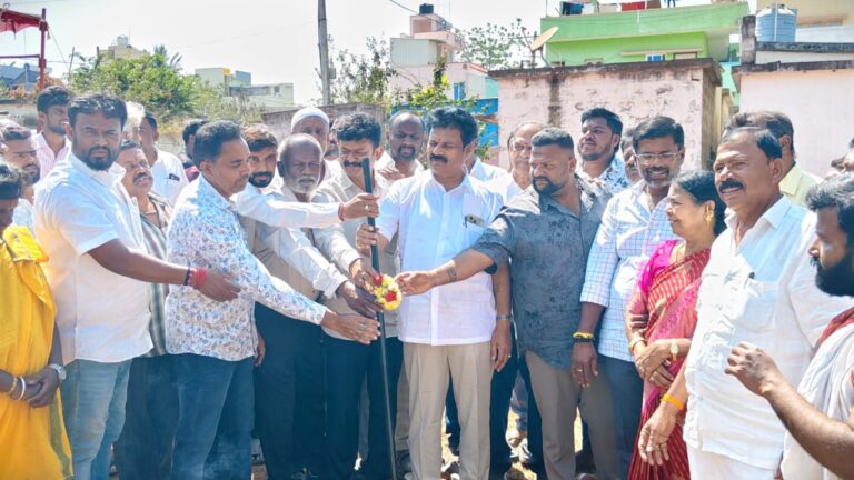 ಆನೇಕಲ್ ಶಾಶ್ವತ ಕುಡಿಯುವ ನೀರಿನ ಕಾಮಗಾರಿಗಳಿಗೆ ಗುದ್ದಲಿ ಪೂಜೆ ನೆರವೇರಿಸಿದ ಶಾಸಕ ಬಿ ಶಿವಣ್ಣ